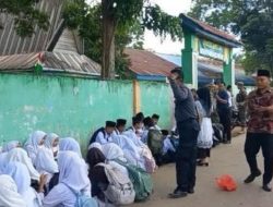 Murid SD di Semarang Trabas Sungai Demi ke Sekolah Gegara Jalan Ditutup tetangga