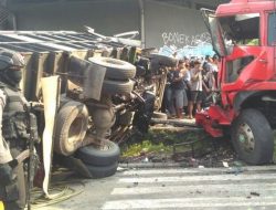 Rem Blong Truk Box Masuk Sungai, Sopir Meninggal Dunia