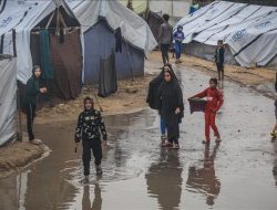 Pengungsi Palestina Bertahan di Kamp Tenda Saat Cuaca Dingin