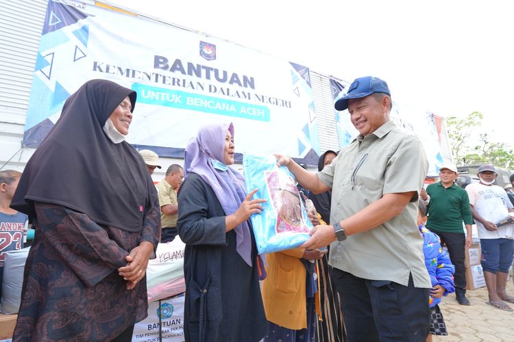 Tri Tito Karnavian Salurkan