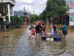 Banjir 60Cm Rendam Jalan Harapan Baru Bekasi Lalu Lintas Terganggu
