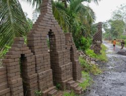 Protes Jalan Mangkrak Warga Sulap Paving Jadi Candi