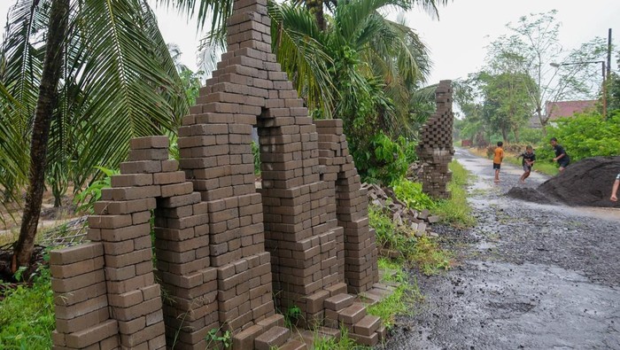Protes Jalan Mangkrak