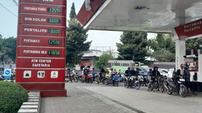 Antrean Panjang di SPBU