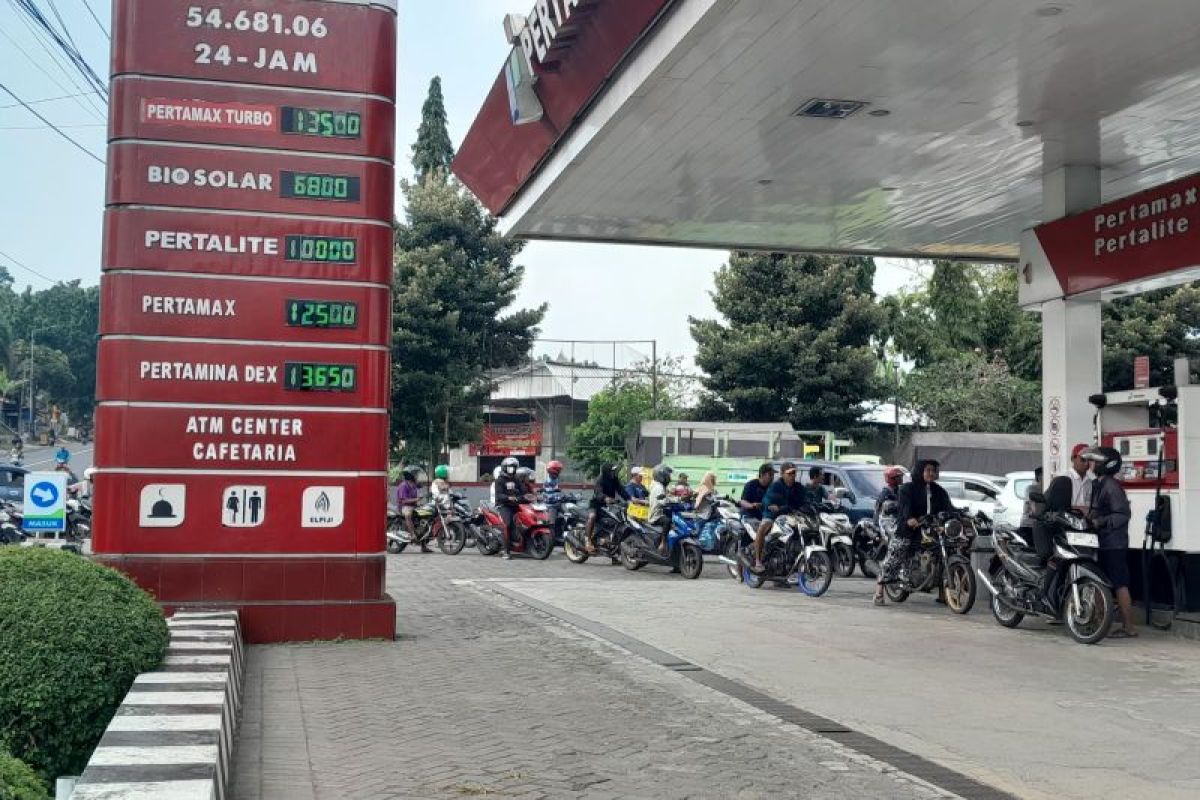 Antrean Panjang di SPBU