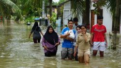 Derita Banjir 3 Pekan di Cengkareng Warga Bertahan di Air Hitam dan Bau
